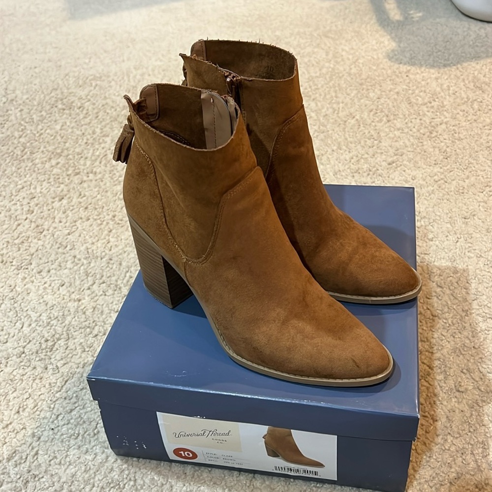 Universal Thread womens Chestnut color ankle boot
